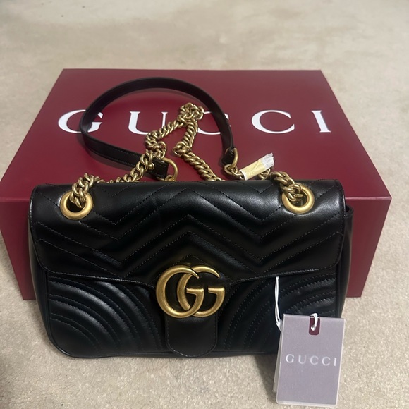 Gucci Small Marmont - Black Quilted Shoulder Bag with Gold Chain - Picture 2 of 2